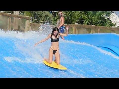 Mädels surfen auf der Wasserwelle maedels wasserwelle