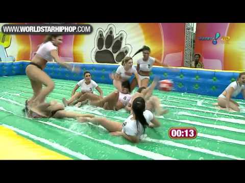 Brasilianische Mädels spielen Wasserfußball wasser fussball