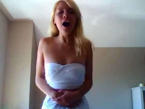 Blondine ist kräftig am Rülpsen blond ruelpsen