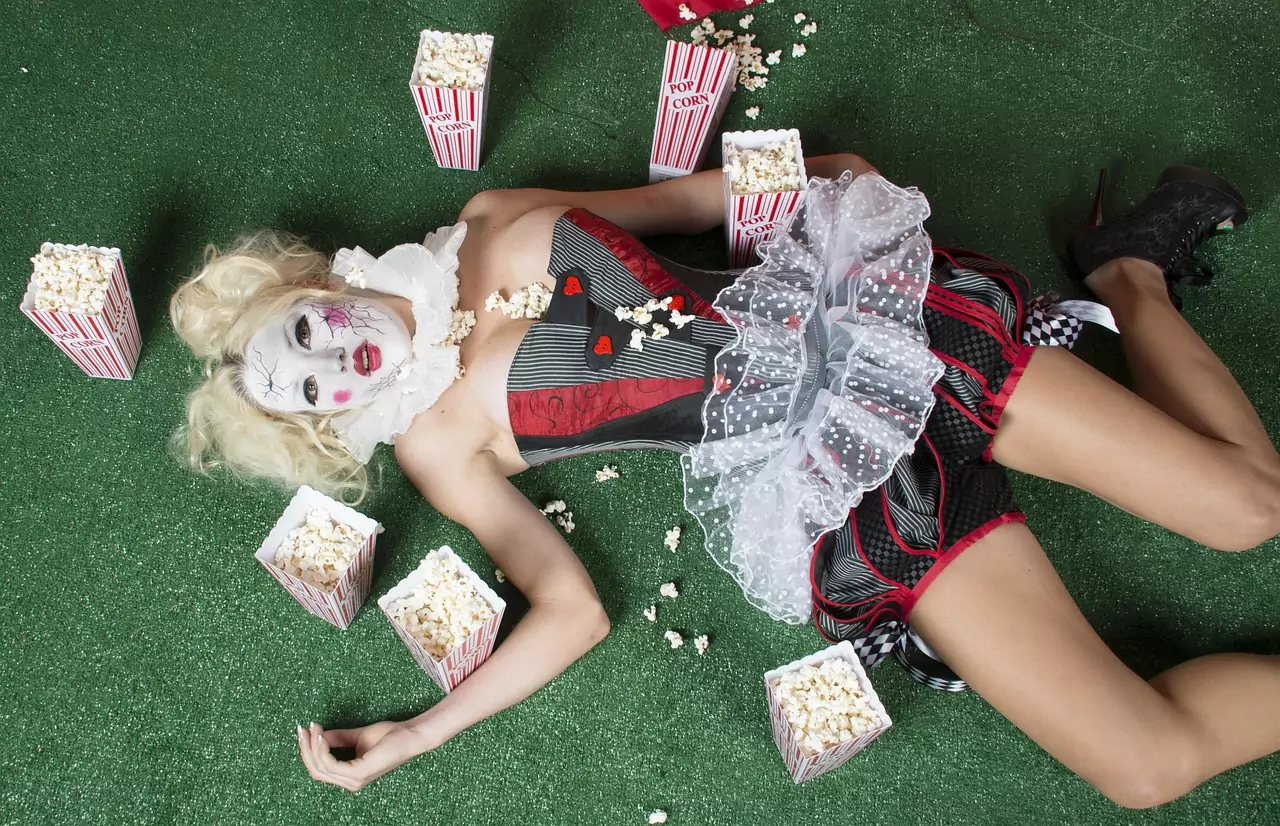 Frauen Tanzen mit Butterfass fass tanz