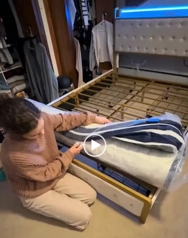 Frau vs. Bettmatratze auspacken frau matratzeauspacken