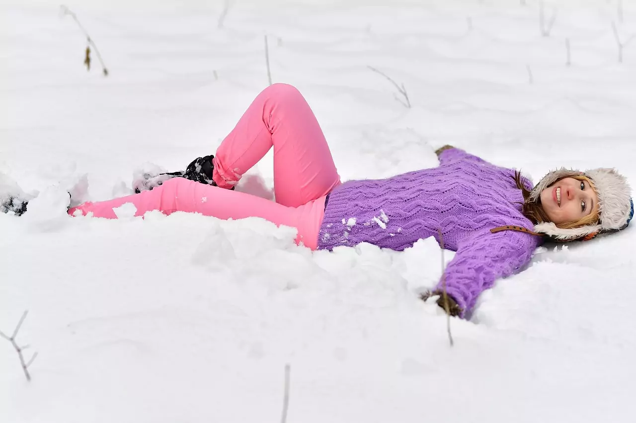 Frau macht heißen Abdruck im Schnee frau abruck