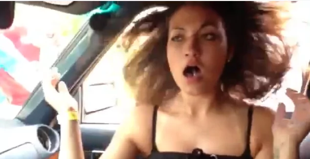 Sie hat den Bass gefühlt und genossen bass fuehlen