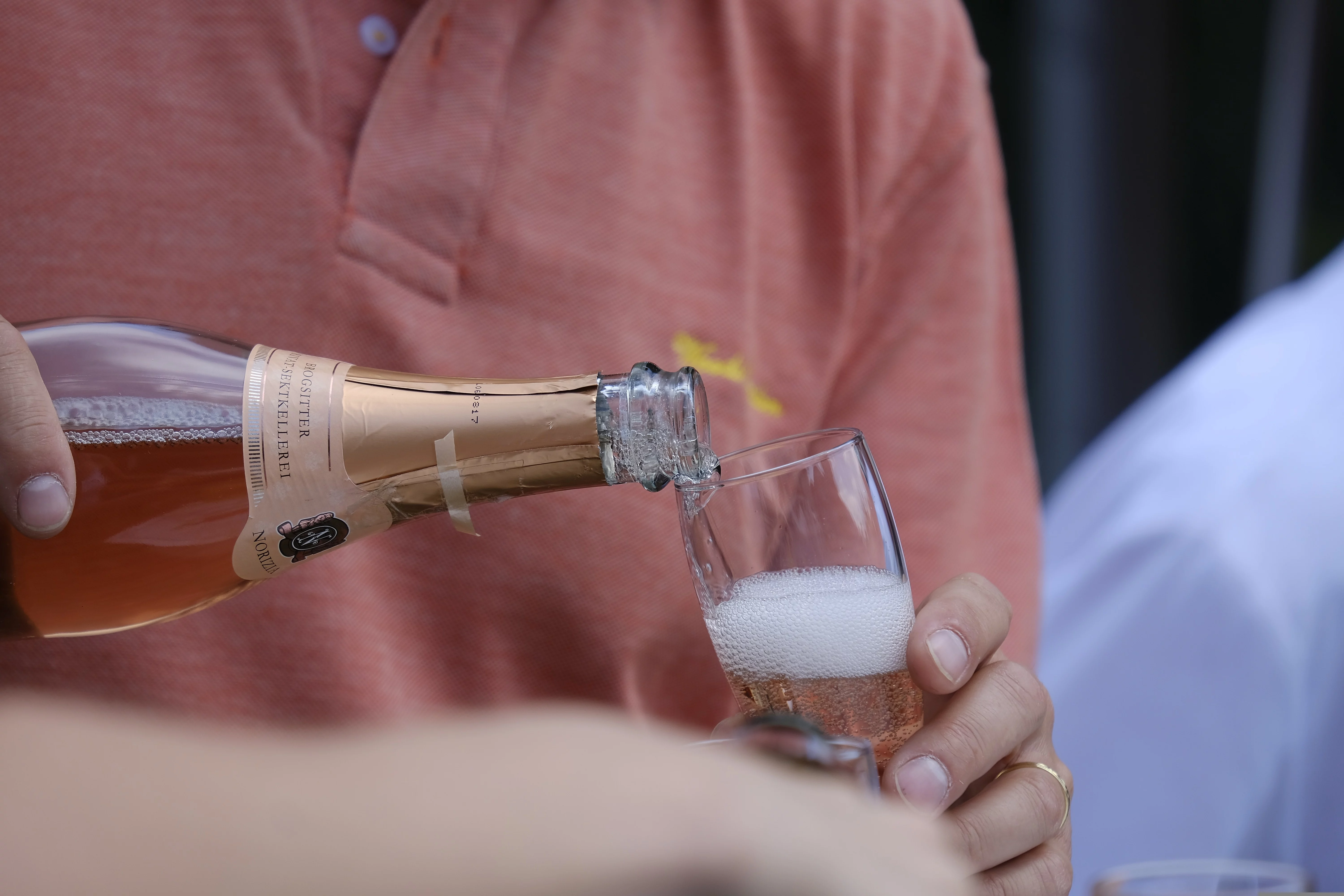 Wie Frauen eine Sektflasche öffnen sekt-auf