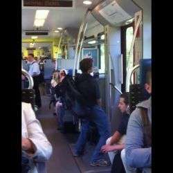 bahnbegleiterin legt hand an und