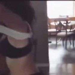 betrunkene frau zeigt ihre titte