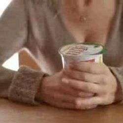 blondine will buttermilch trinke