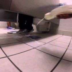 CUMSHOT auf der Toilette cumshot auf der toilette