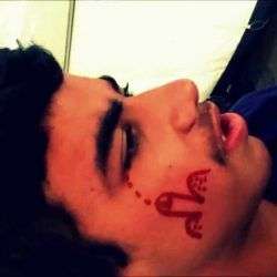 dem bruder einen penis ins gesic