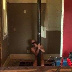 Die neue Feuerwehrstange im Haus wird getestet die neue feuerwehrstange im haus