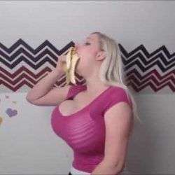 diese frau isst eine banane mit