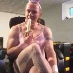 Dieser Junge lutscht sehr gerne Bananen dieser junge lutscht sehr gerne