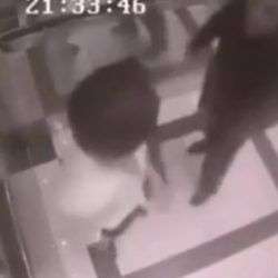 Er begrapscht eine Frau im Aufzug er begrapscht eine frau im aufzu