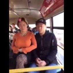 frau hat luftballons als brueste