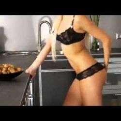 Frau knackt Nüsse mit dem Hintern frau knackt nuesse mit dem hinte