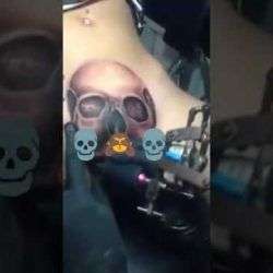 Frau lässt sich Muschi Tätowieren frau laesst sich muschi taetowie 2