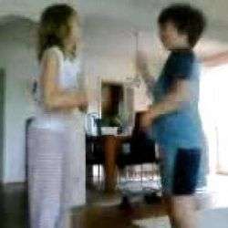 frau macht den nussknacker