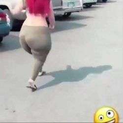 Frau mit extrem fetten Hintern frau mit extrem fetten hintern 1