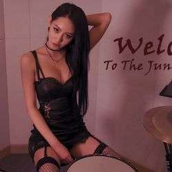 Frau spielt Schlagzeug im sexy knappen Höschen frau spielt schlagzeug im sexy k