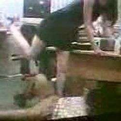 frau tritt mann in die eier