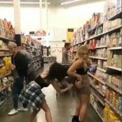 frau wird im supermarkt der rock 1