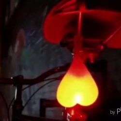 frau zeigt neuerdings hoden in d