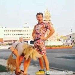 frauen den rock runter ziehen 1