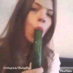 Girl steckt sich eine ganze Gurke in ihren Mund girl steckt sich eine ganze gurk
