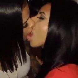 Heiße Frauen küssen sich heisse frauen kuessen sich