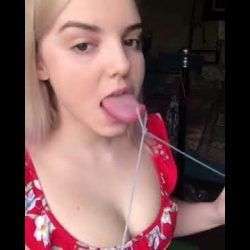 hot blondine mit ganz langer zun