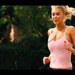 joggerin mit kamera auf dem kopf