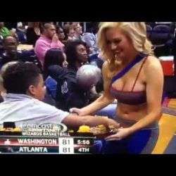 Junge erfreut sich an Cheerleaderin junge erfreut sich an cheerleade 1