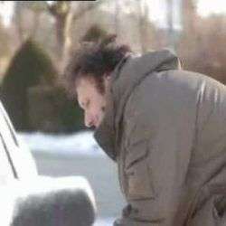 mann friert mit penis am auto fe 1