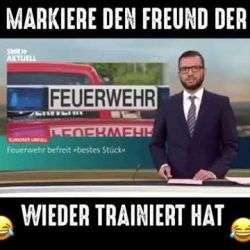 Mann steckt Penis in Hantelscheibe mann steckt penis in hantelschei