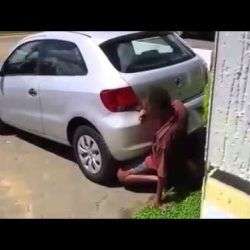 mann voegelt auspuff von auto