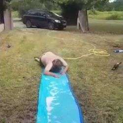 Mann will rutschen und kommt nicht in Fahrt mann will rutschen und kommt nic