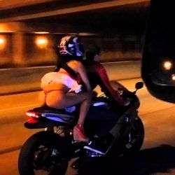 motorrad beifahrerin zeigt hinte