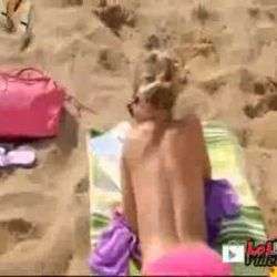 nackte frau spielt fussball am s