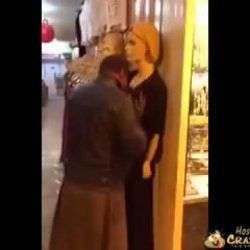 Notgeiler Mann macht mit einer Puppe rum notgeiler mann macht mit einer p 1