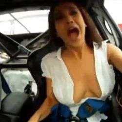 ohne bh im rennwagen