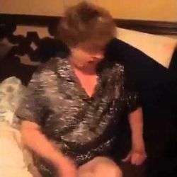 oma mit freuden spender im bett