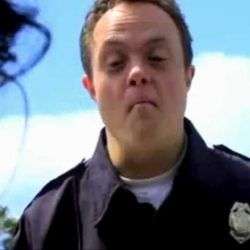 polizist schreit laut boobies