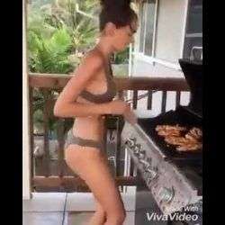 sexy frau beim grillen 1