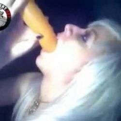 sie weiss mit dem ballon sehr gu