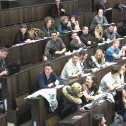 Student schaut Porno im Hörsaal student schaut porno im hoersaal 1