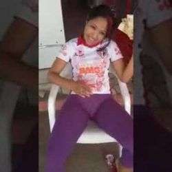 Was will uns diese Frau mit diesen Handbewegungen nur sagen was will uns diese frau mit dies